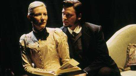 Heda Gablerová - inscenace v Sydney Theatre Company, rok 2004: Cate Blanchett (Heda) a Aden Young (Lovborg) 