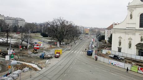 Prchod Moravským námstím v Brn se lidem od dubna 2010 pím jet více zkomplikuje