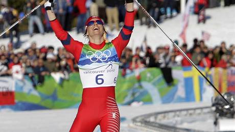 DALŠÍ ZLATO. Norská lyžařka Marit Björgenová se raduje z vítězství ve skiatlonu. Po triumfu v individuálním sprintu tak získala ve Vancouveru už druhou zlatou medaili.