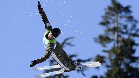 Akrobatická lyžařka Jacqui Cooperová z Austrálie v olympijském závodě.