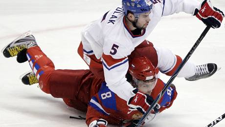 Roman Polák padá na Alexandra Ove�kina p�i utkání Rusko - �esko na ZOH ve Vancouveru.