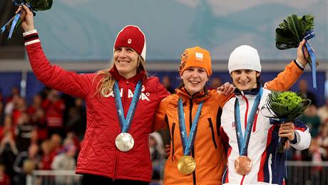 Nejlepší tři závodnice z olympijské disciplíny v rychlobruslení na 1 500 metrů. Zleva: Grovesová, Wüstová, Sáblíková