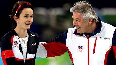 Trenér Novák (vpravo) a Martina Sáblíková oslavují zisk bronzové medaile.