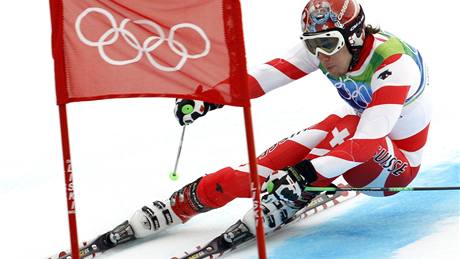 Carlo Janka ze Švýcarska při své jízdě v závodu obřího slalomu na OH ve Vancouveru.