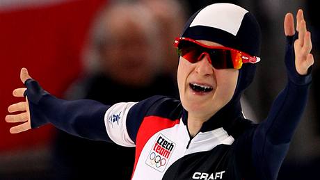 Rychlobruslaka Martina Sblkov se raduje ze zlat olympijsk medaile ze zvodu na 5000 metr