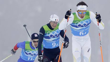 Na ele tafetového olympijského závodu jede Marcus Hellner ze védska (vpravo), za ním Emmanuel Jonnier z Francie a ech Martin Koukal