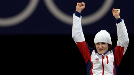 Rychlobruslařka Martina Sáblíková pod olympijskými kruhy při květinovém ceremoniálu