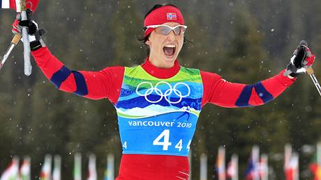 Marit Björgenová slaví zisk zlaté medaile v lyžařské štafetě žen na ZOH ve Vancouveru. 