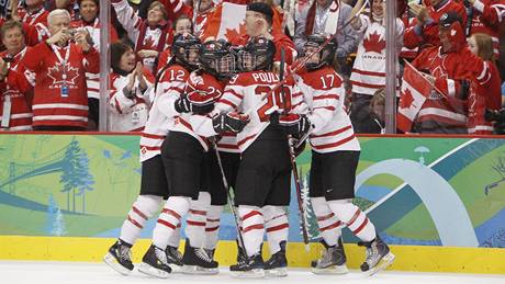 Radost hrá�ek Kanady z gólu ve finále turnaje hokejistek na ZOH ve Vancouveru proti USA.