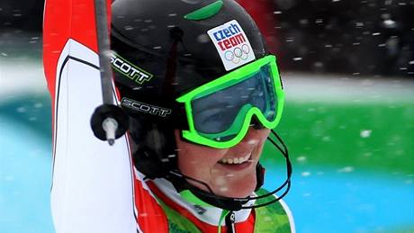 ČESKÝ BRONZ. Šárka Záhrobská se v cílovém prostoru raduje ze třetího místa ve slalomu speciál.