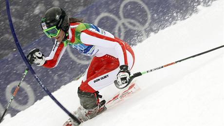 Česká lyžařka Šárka Záhrobská si jede pro bronzovou olympijskou medaili ve slalomu speciál.
