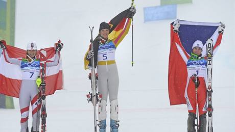 Trio medailistek ze slalomu speciál se raduje na stupních vítz. Zleva Marlies Schildová z Rakouska, Nmka Maria Rieschová a eská reprezentantka árka Záhrobská.