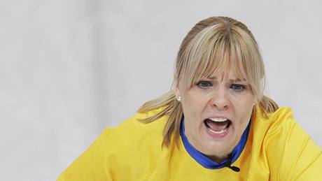 Eva Lundová ze Švédska během finálového utkání turnaje v curlingu proti Kanadě. 