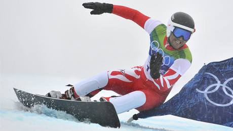 výcar Marc Iselin projídí kolem branky v paralelním obím slalomu snowboardist na ZOH ve Vancouveru.