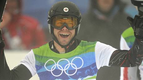 Jay Anderson z Kanady se raduje z vítězství olympijského závodu v paralelním obřím slalomu snowboardistů.