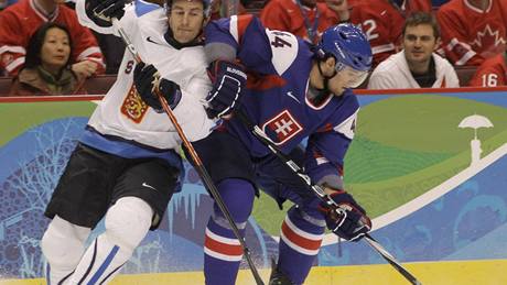 Ville Peltonen z Finska atakuje slovenského hokejistu Andreje Sekeru v zápase o t�etí místo na ZOH ve Vancouveru.