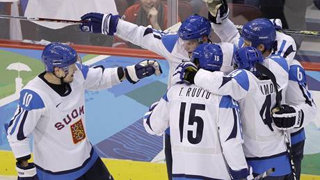 Finové se radují po úvodním gólu zápasu o bronz na OH ve Vancouveru.