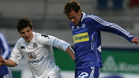 Olomoucký Jakub Petr (v modrém) mezi Jakubem Svízelou (vlevo) a Michalem Kordulou ze Slovácka