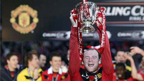 Manchester United, vít�z anglického Ligového poháru. S trofejí nad hlavou Wayne Rooney