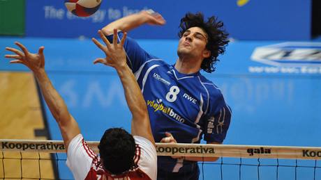 Brno - ZU Praha: Josef Mluch (v modrém) smeuje 