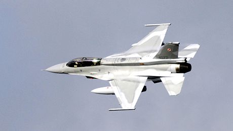 Letoun F-16 Block 52+ polských vzdu�ných sil s tradi�ními rozpoznávacími znaky...