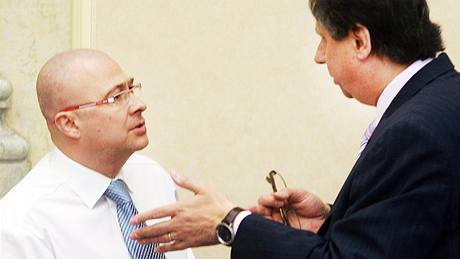 Ministr obrany Martin Barták diskutuje s premiérem Janem Fischerem p�i jednání Vlády. (22. února 2010)