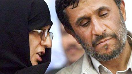 Azam al-Sadat Farahiová se svým manelem Mahmúdem Ahmadíneádem