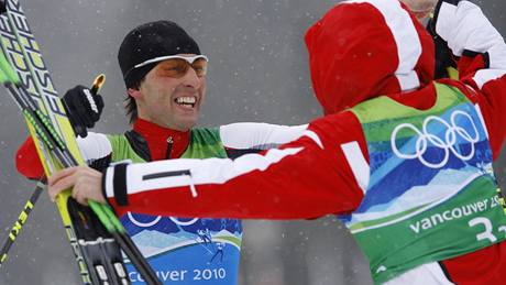 Mario Stecher, finišman rakouské sdruženářské štafety, se raduje ze zlaté medaile.