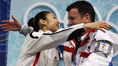 Korejská krasobrusla�ka Kim Ju-na a její kanadský trenér Brian Orser.