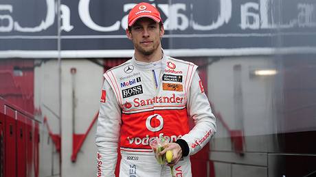 JAKO DOMA. Jenson Button, nováček týmu McLaren, při testech v Barceloně.