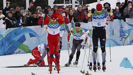 Švýcar Cologna (vzadu) spadl v poslední zatáčce závodu na 50 km klasicky a přišel o medaili.