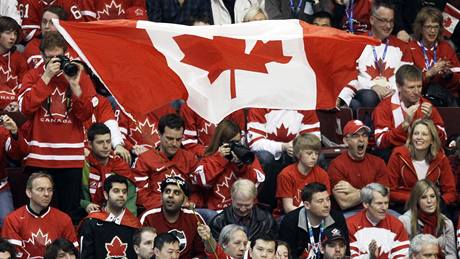AŤ JSEM Z ČÍNY NEBO Z INDIE, FANDÍM KANADĚ. Pohled do kanadského kotle při finálovém zápasu olympijského turnaje.