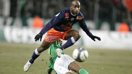 Souleymane Camara z Montpellieru (vpedu) v souboji s Gelsonem Fernandez Tavarezem ze St. Etienne.