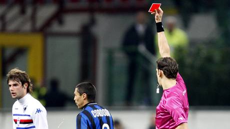 Italiský rozhodí Paolo Tagliaventa ukazuje ervenou kartu Ivánu Córdobovi z Interu Milán