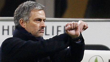 Trenér José Mourinho z Interu Milán a jeho reakce poté, co sudí Paolo Tagliavento vylouil jeho týmu dva hráe.
