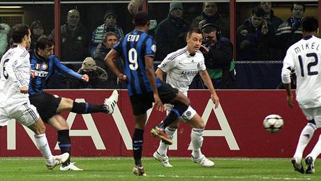 Milito z Interu Milán (druhý zleva) stílí gól Chelsea v osmifinále Ligy mistr.