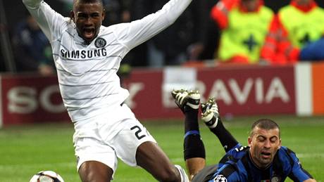 Salomon Kalou z Chelsea (vlevo) padá po souboji s Walterem Samuelem z Interu v utkání Ligy mistr�.