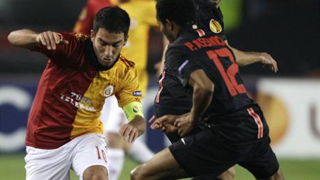Domácí Turan obchází Assuncaa; ze zápasu Galatasaray Istanbul - Atlétiko Madrid v Evropské lize