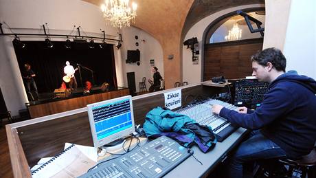 z otevení zrekonstruované Malostranské besedy (25. 2. 2010; hlavní sál klubu pi zvukové zkouce)