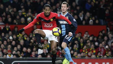 Luis Antonio Valencia, fotbalista Manchesteru United, si zpracovává mí� p�ed Alessandrem Diamantim z West Hamu v utkání anglické ligy.