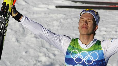 OKOUZLENÍ TRIUMFEM. Marcus Hellner je olympijským vítzem ve skiatlonu a uívá si pocity vítze.