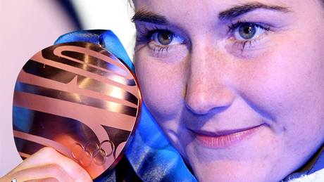 Ly�a�ka �árka Záhrobská s bronzovou olympijskou medailí. 