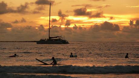 Ký i realita. Surfování v Tamarindu pi západu slunce.
