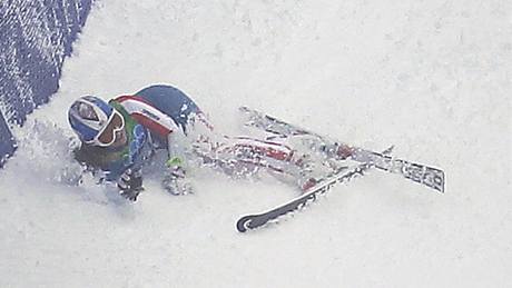 KONEC MEDAILOVÉHO SNU. Jedna z favoritek olympijského obřího slalomu Lindsey Vonnová v prvním kole upadla.