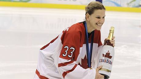 PÁRTY. Kanadské hokejistky si uívají olympijský triumf. Úspch si s plechovkou piva uívá i devatenáctiletá Marie-Philip Poulinová (vlevo).