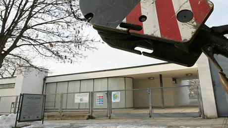 Rekonstrukce vily Tugendhat - dva je�áby p�esunovaly n�kolikatunový pásový stroj, který tam bude do zahrady instalovat geologické a gegrafické stabilizátory.