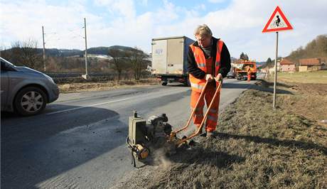 Opravy výtluků po zimě na silnici Brno - Svitavy