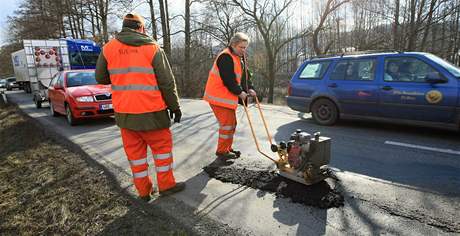 Opravy výtluk po zim na silnici Brno - Svitavy