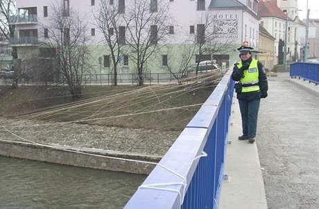 Umlohmotné pytlíky uvázané na provázcích zdobily most pes Svratku na Vídeské ulici v Brn.