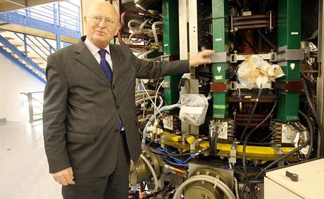 Předseda AV ČR Václav Pačes ukazuje v dubnu 2008 na jednom z akademických pracovišť tokamak Compass. Tokamak je zařízení, vytvářející toroidní magnetické pole, používané jako magnetická nádoba pro uchovávání vysokoteplotního plazmatu. 